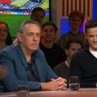Marcel van Roosmalen (links) en Ibrahim Afellay aan tafel bij Studio Voetbal