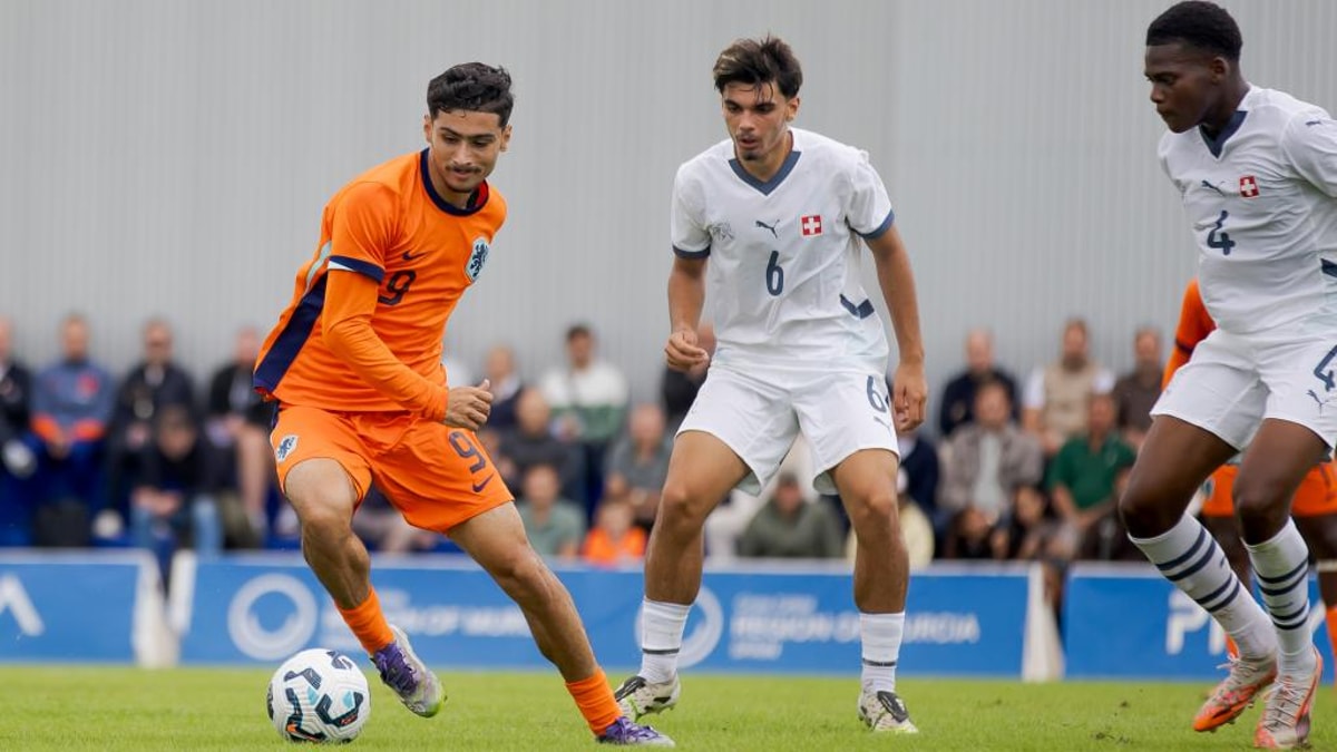 Emre Ünüvar in actie voor Oranje O18