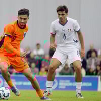 Emre Ünüvar in actie voor Oranje O18