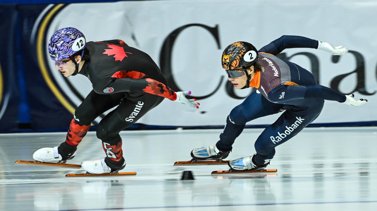 Jens van 't Wout (rechts) in duel met William Dandjinou