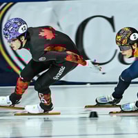 Jens van 't Wout (rechts) in duel met William Dandjinou