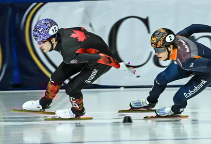 Jens van 't Wout (rechts) in duel met William Dandjinou