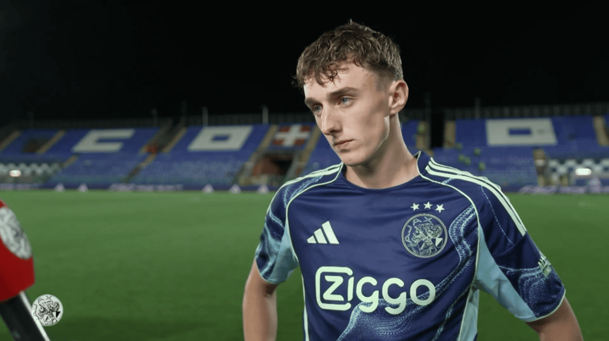 Youri Baas voor de camera van Ajax