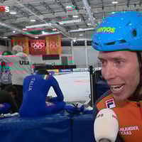 Jorrit Bergsma voor de camera van de NOS