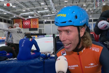 Jorrit Bergsma voor de camera van de NOS