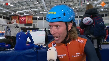 Jorrit Bergsma voor de camera van de NOS