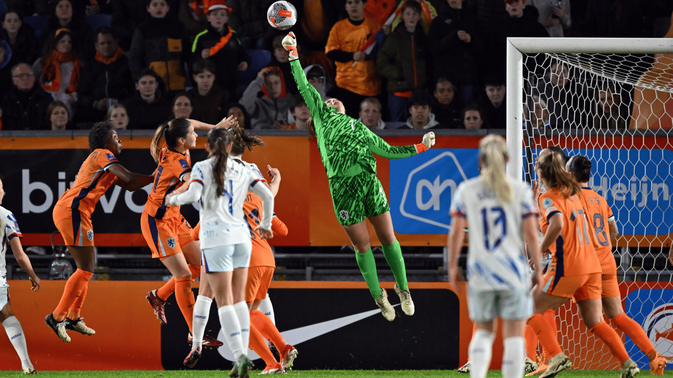 Lize Kop met een redding bij de Oranje Leeuwinnen