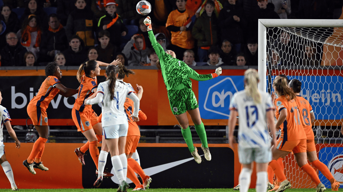 Lize Kop met een redding bij de Oranje Leeuwinnen