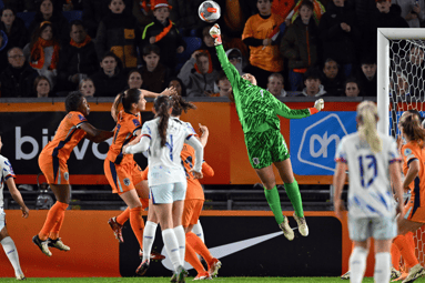 Lize Kop met een redding bij de Oranje Leeuwinnen