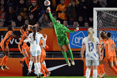 Lize Kop met een redding bij de Oranje Leeuwinnen