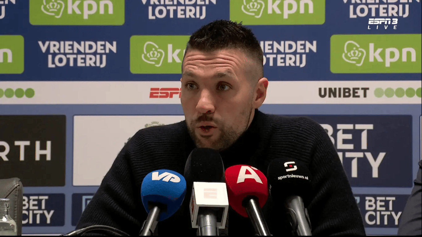 Francesco Farioli tijdens de persconferentie van Ajax