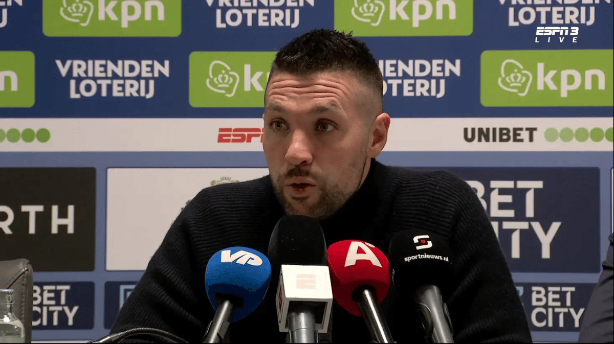 Francesco Farioli tijdens de persconferentie van Ajax