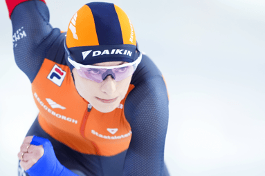 Schaatsster Femke Kok levert kritiek op de mixed relay