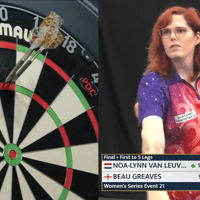 Transvrouw Noa-Lynn van Leuven plaatst zich voor WK darts in Alexandra Palace