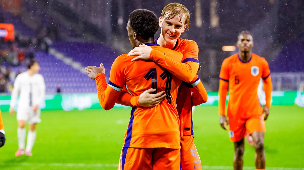 Ernest Poku viert een doelpunt met Mats Rots