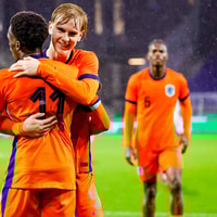 Ernest Poku viert een doelpunt met Mats Rots