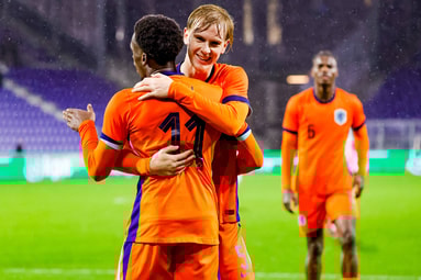 Ernest Poku viert een doelpunt met Mats Rots