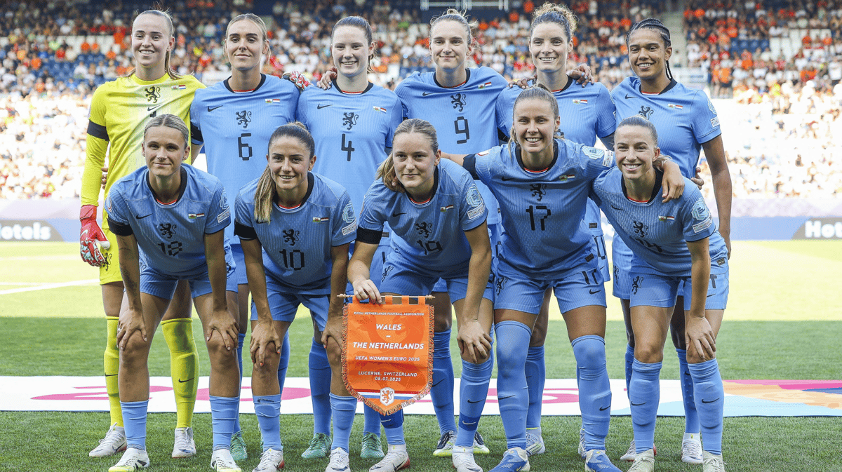 De opstelling van de Oranje Leeuwinnen tegen Wales