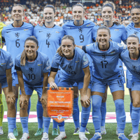 De opstelling van de Oranje Leeuwinnen tegen Wales