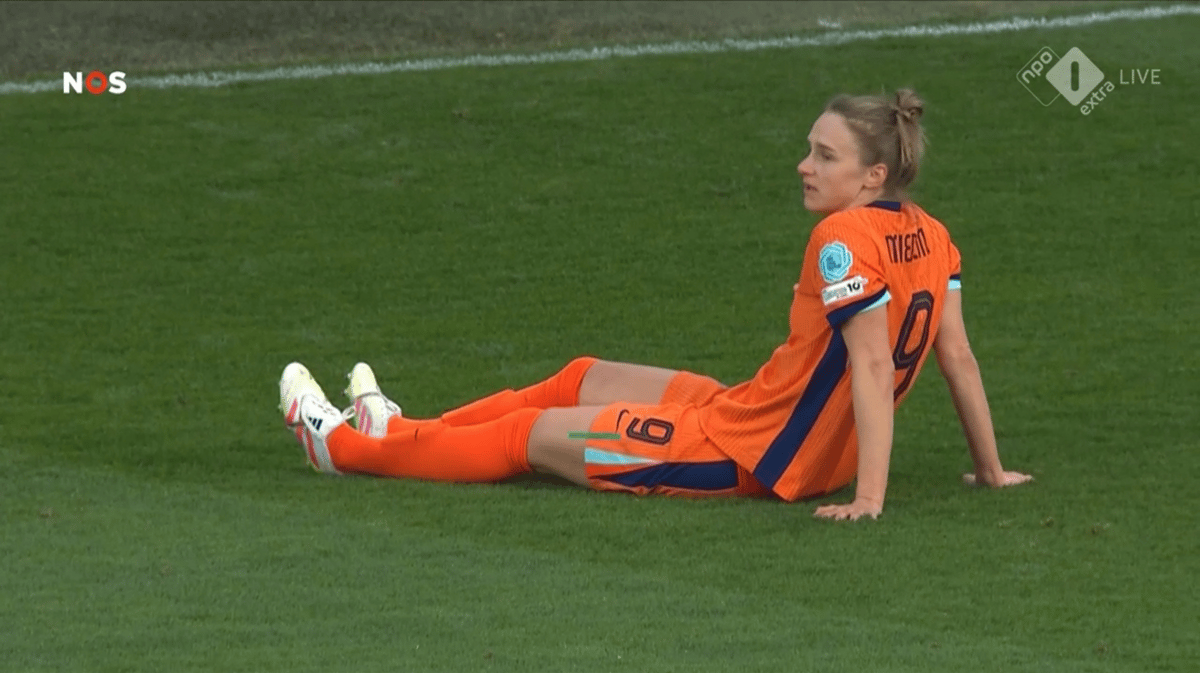Vivianne Miedema raakt geblesseerd