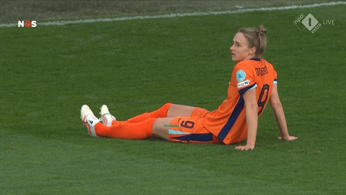 Vivianne Miedema raakt geblesseerd