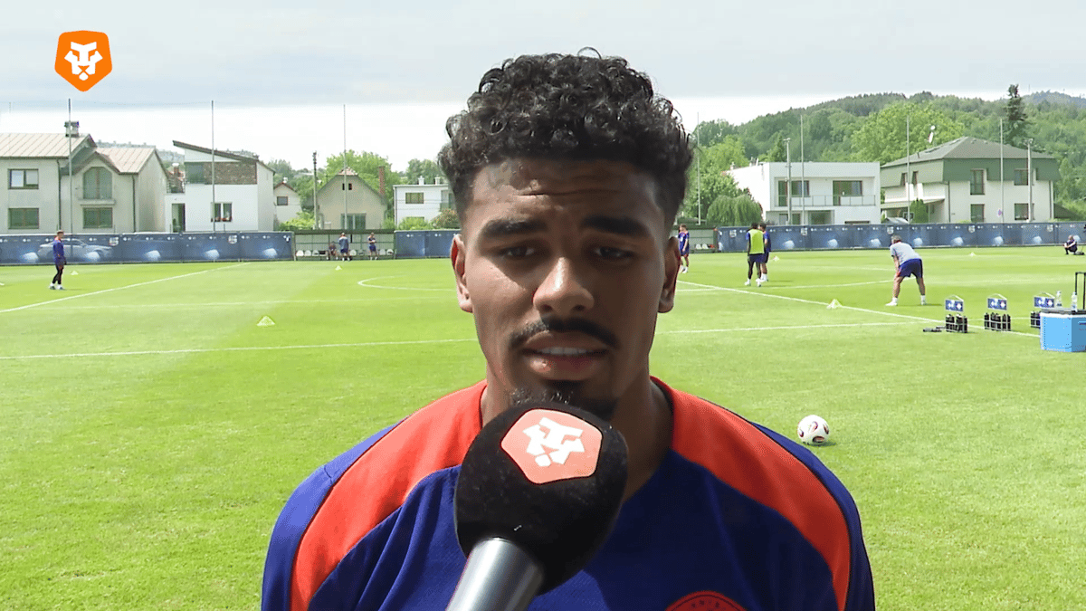 Ian Maatsen voor de camera van Mee Met Oranje