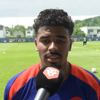 Ian Maatsen voor de camera van Mee Met Oranje