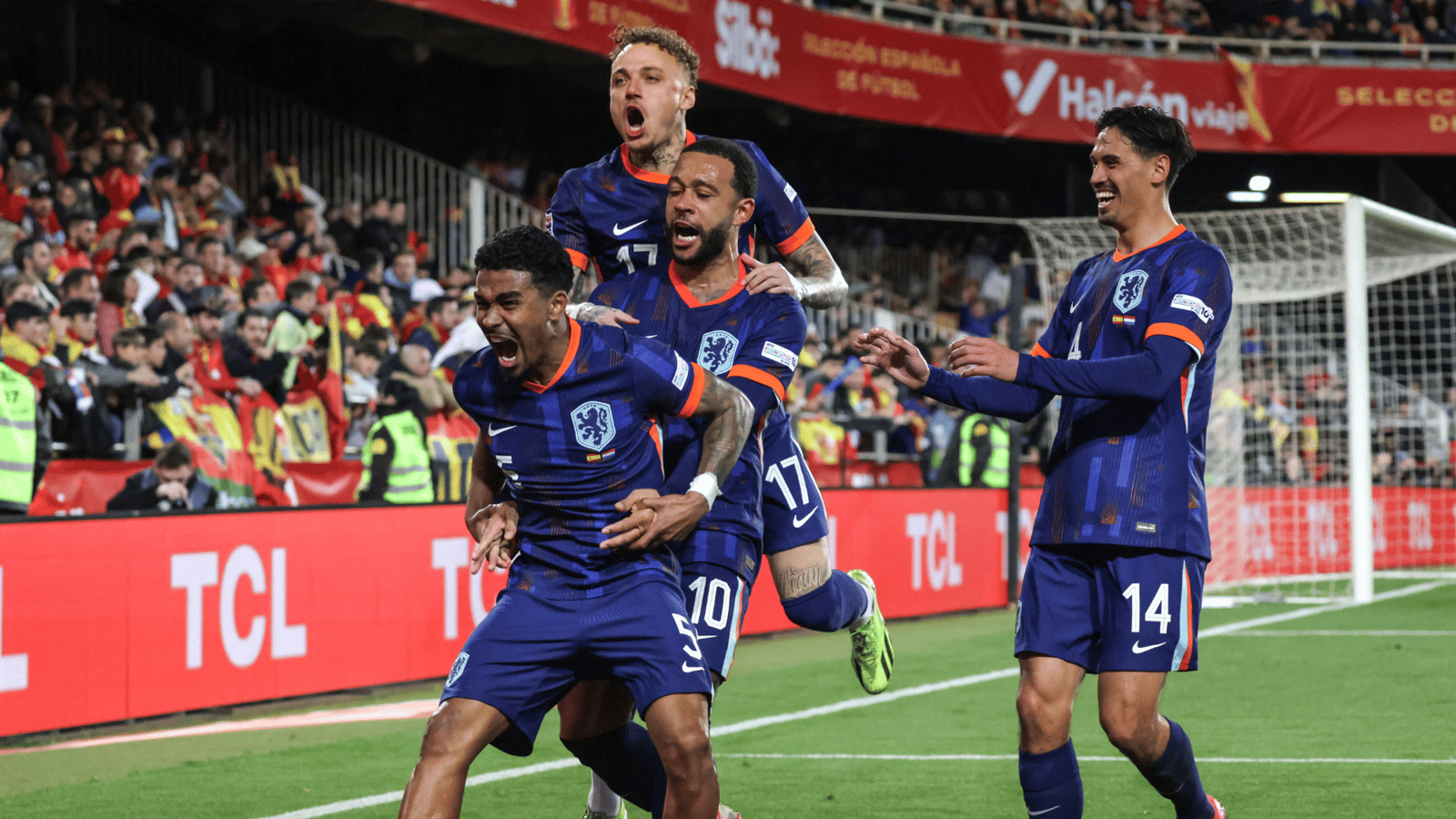 Ian Maatsen viert zijn doelpunt tegen Spanje