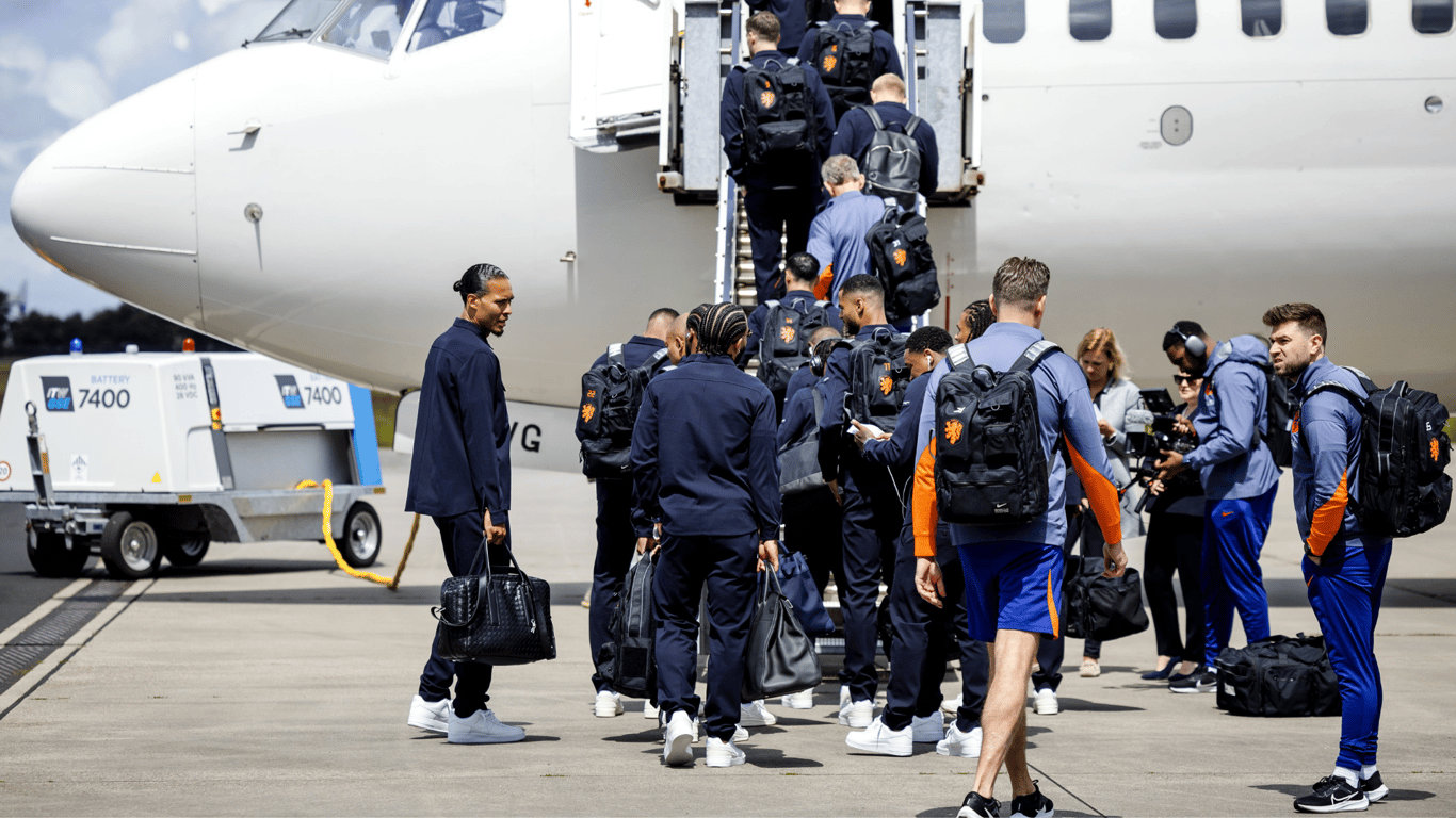 Het Nederlands elftal stapt op het vliegtuig naar Duitsland voor het EK.