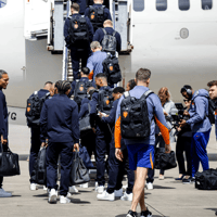 Het Nederlands elftal stapt op het vliegtuig naar Duitsland voor het EK.