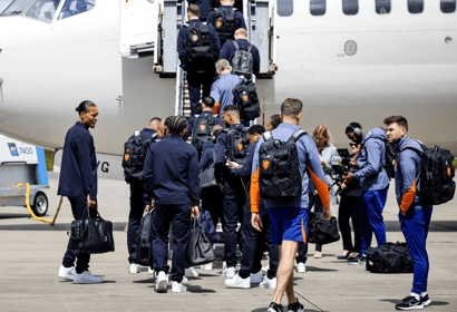 Het Nederlands elftal stapt op het vliegtuig