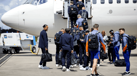 Het Nederlands elftal stapt op het vliegtuig