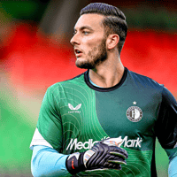 Justin Bijlow staat onder de lat als Feyenoord het opneemt tegen AZ.