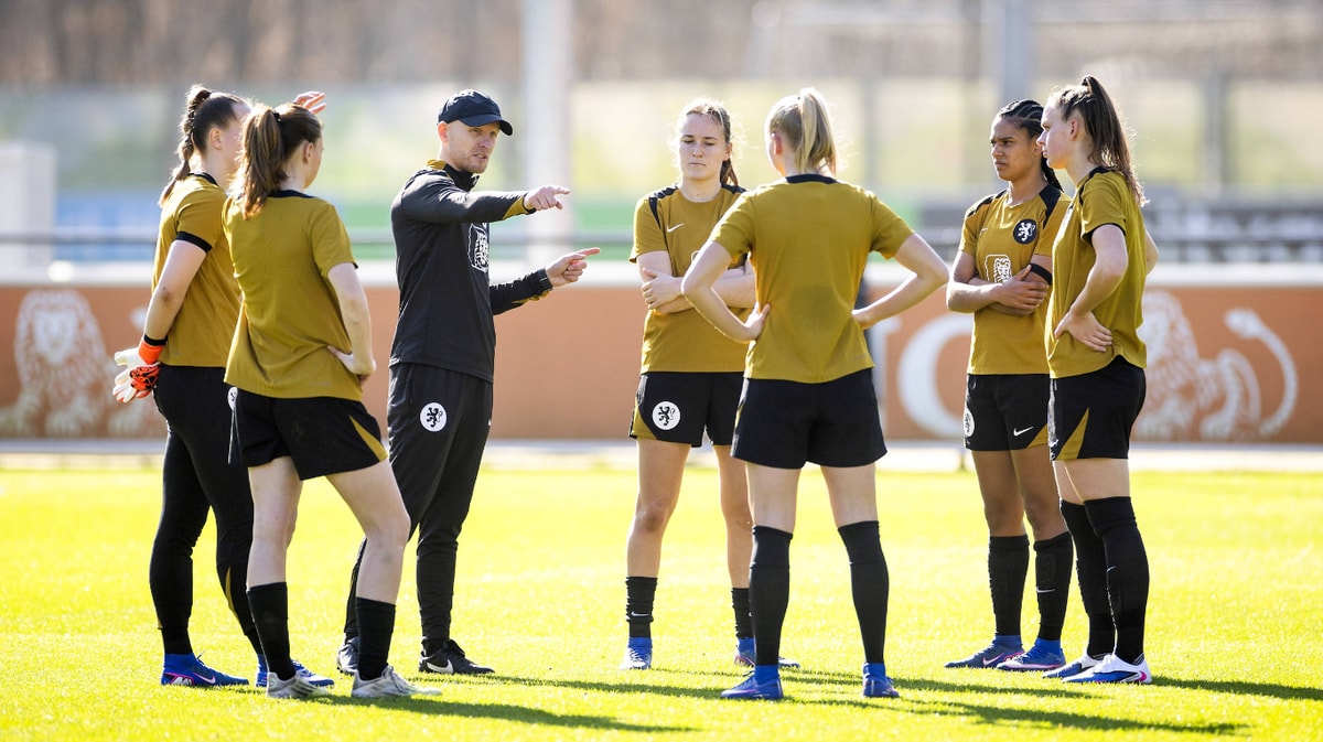 Bondscoach Arjan Veurink, Wieke Kaptein, Esmee Brugts en Romee Leuchter tijdens de training