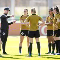 Bondscoach Arjan Veurink, Wieke Kaptein, Esmee Brugts en Romee Leuchter tijdens de training