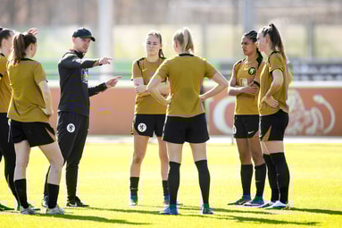 Bondscoach Arjan Veurink, Wieke Kaptein, Esmee Brugts en Romee Leuchter tijdens de training