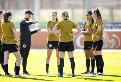 Bondscoach Arjan Veurink, Wieke Kaptein, Esmee Brugts en Romee Leuchter tijdens de training