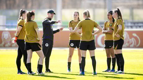 Bondscoach Arjan Veurink, Wieke Kaptein, Esmee Brugts en Romee Leuchter tijdens de training