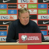 Ronald Koeman tijdens een persconferentie van het Nederlands elftal
