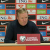 Ronald Koeman tijdens een persconferentie van het Nederlands elftal