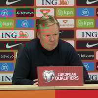 Ronald Koeman tijdens een persconferentie van het Nederlands elftal