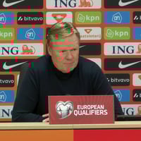Ronald Koeman tijdens een persconferentie van het Nederlands elftal