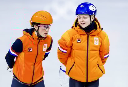 Suzanne Schulting (links) met Xandra Velzeboer