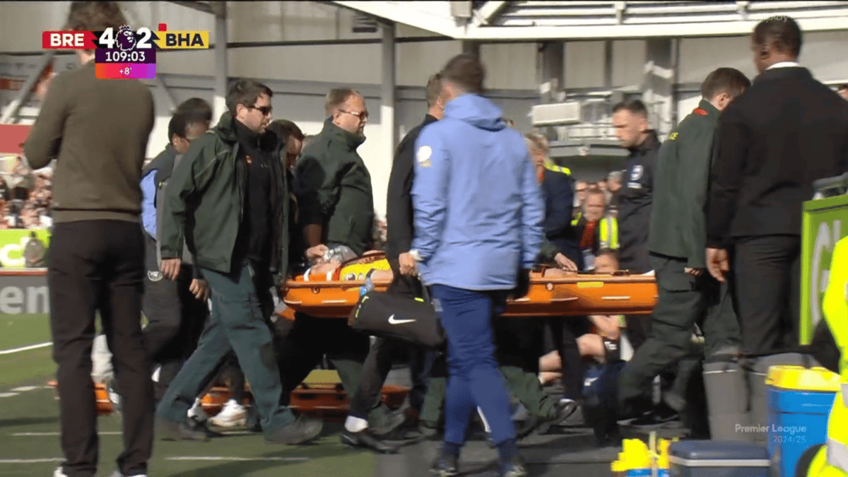 Jan Paul Van Hecke van het veld gedragen na harde botsing