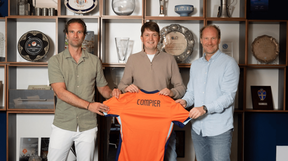 Kevin Compier (midden) is de nieuwe bondscoach van Oranje O16