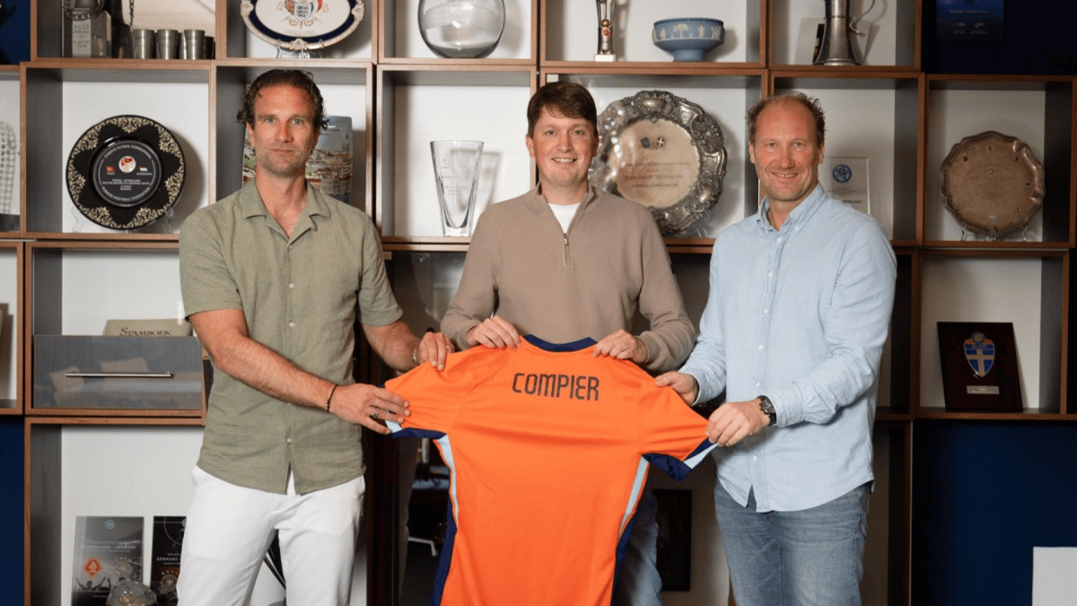Kevin Compier (midden) is de nieuwe bondscoach van Oranje O16