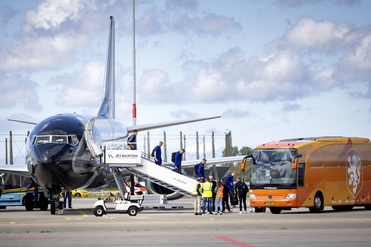 Het Nederlands elftal op Schiphol
