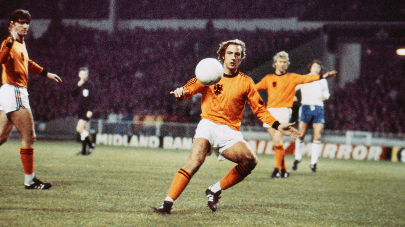 Johan Neeskens op Wembley in actie voor Oranje