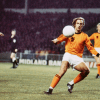 Johan Neeskens op Wembley in actie voor Oranje