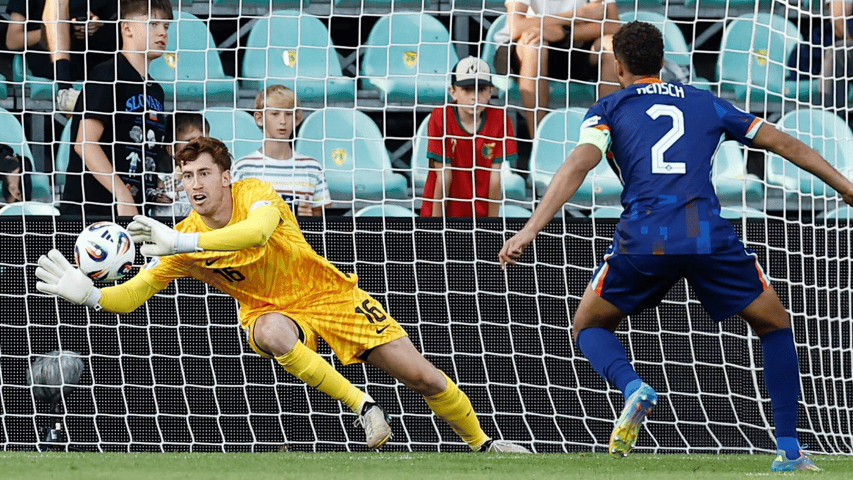 Robin Roefs in het doel van Jong Oranje